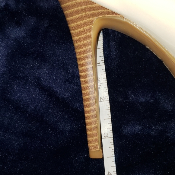 Cream high heel shoe - Picture 3 of 3